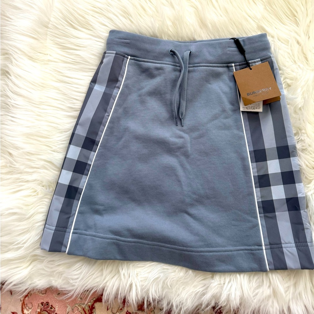 Girls Burberry skirt, size 10. NWT
